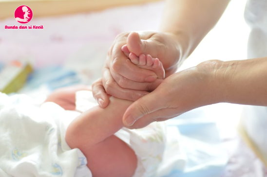 Sentuhan Lembut di Telapak Kaki Bayi: Kenali Titik Refleksi untuk Kesehatan Si Kecil